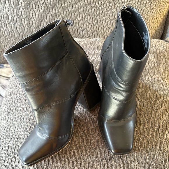Jessica Simpson Marlea Black Faux Leather Block Heel Booties Women’s Size 9 - Picture 4 of 9